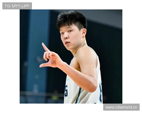 杨瀚森训练完直接睡更衣室，家里床太软？